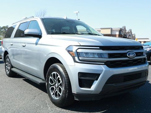 Used 2024 Ford Expedition Max XLT image 3