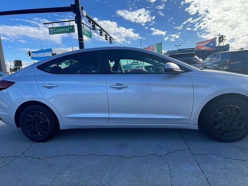 Used 2019 Hyundai Elantra SE w/ Cargo Package FWD image 2
