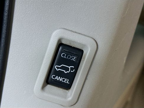 Used 2014 Nissan Armada Platinum image 31