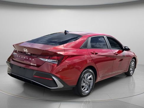 Certified 2024 Hyundai Elantra SEL FWD image 8