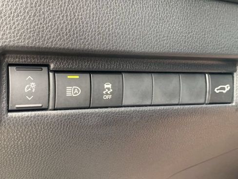 Used 2023 Toyota Venza LE AWD/4WD image 13