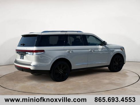 Used 2023 Lincoln Navigator Reserve AWD/4WD image 3