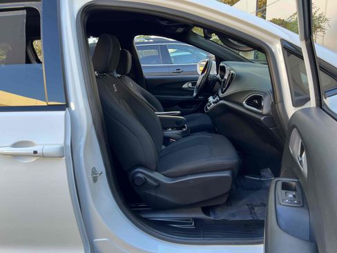 Used 2021 Chrysler Pacifica Touring w/ S Appearance Package image 38