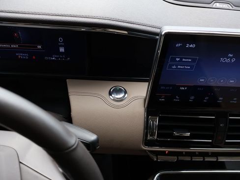 Used 2024 Lincoln Navigator Premiere AWD/4WD image 30