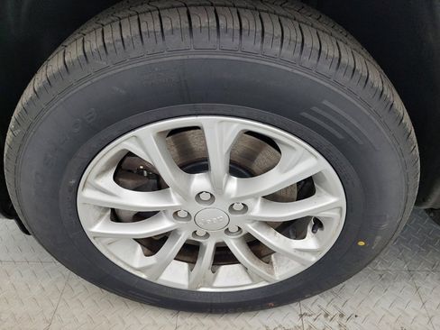 Used 2019 Jeep Cherokee Latitude w/ Popular Appearance Group image 31