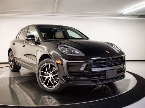 Certified 2023 Porsche Macan AWD/4WD image 9
