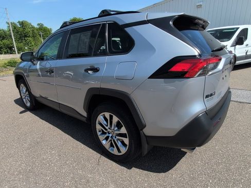 Used 2021 Toyota RAV4 XLE Premium AWD/4WD image 4