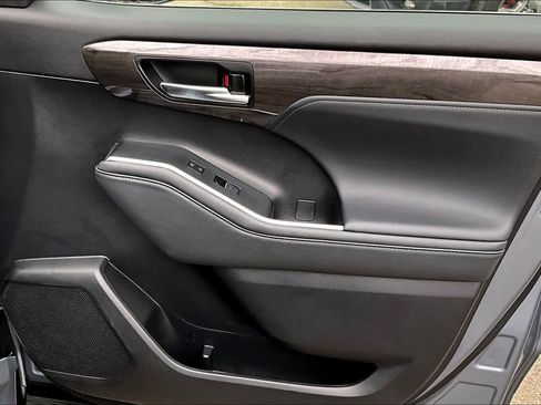 Used 2023 Toyota Highlander Limited image 22