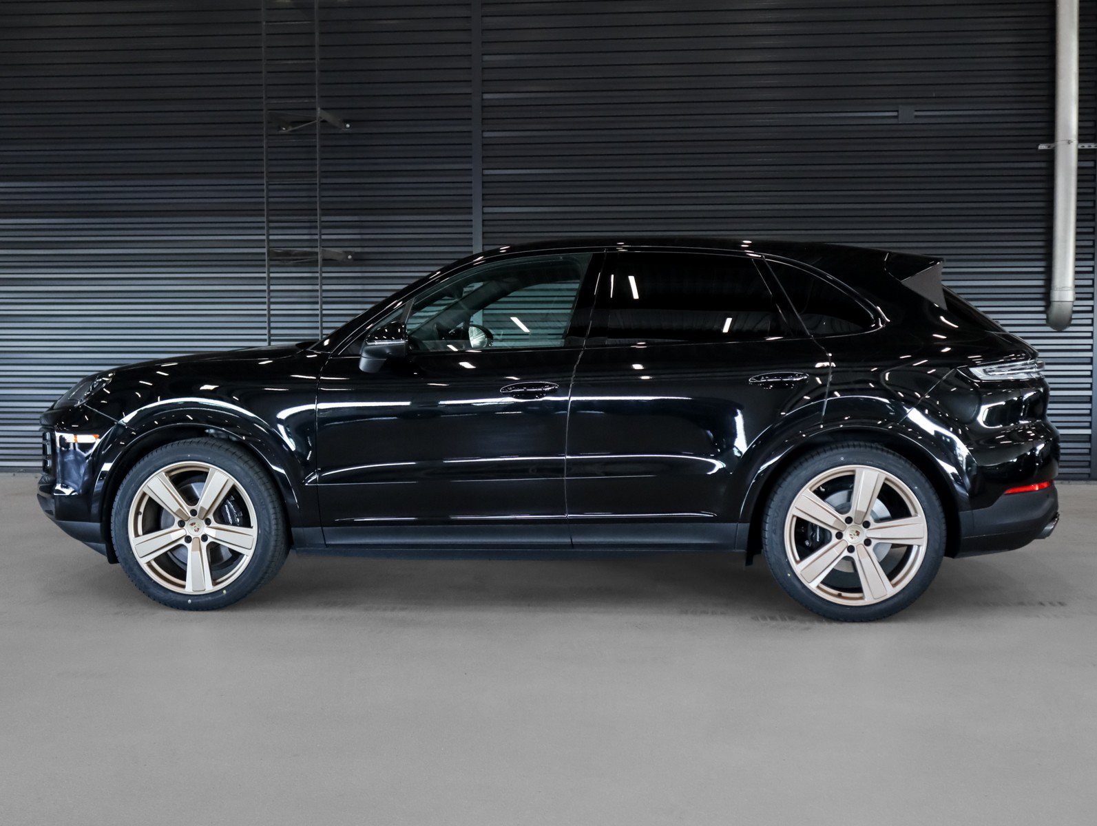 Certified 2024 Porsche Cayenne w/ Premium Package AWD/4WD image 2