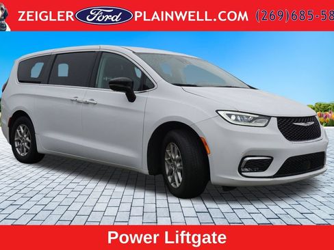 Used 2024 Chrysler Pacifica Touring-L FWD image 7