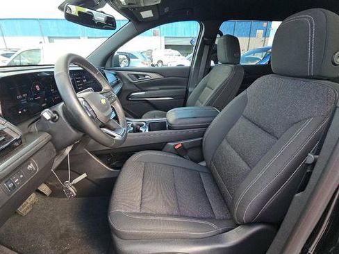 Used 2025 Chevrolet Traverse LT image 7