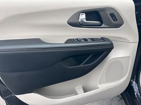 Used 2021 Chrysler Pacifica Touring-L image 17