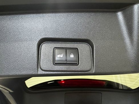 Used 2025 Nissan Rogue SL AWD/4WD image 32