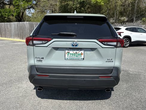 Used 2022 Toyota RAV4 XLE Premium AWD/4WD image 4