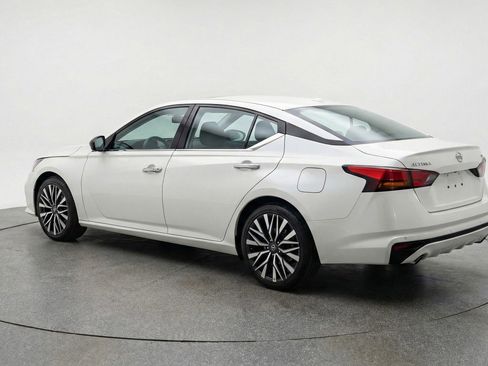 Used 2025 Nissan Altima 2.5 SV FWD image 5