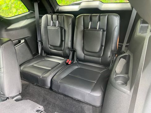 Used 2018 Ford Explorer XLT w/ Equipment Group 202A AWD/4WD image 13