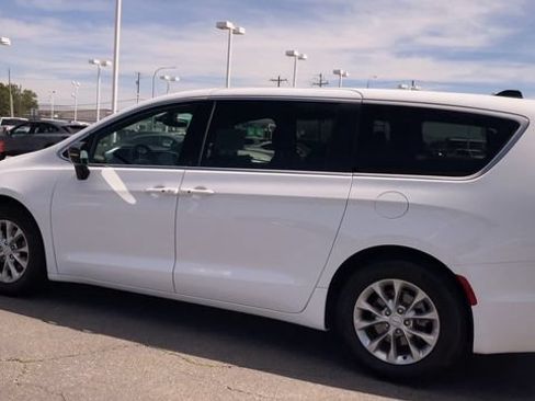 Used 2026 Chrysler Pacifica Limited FWD image 7