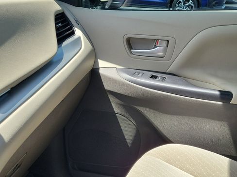 Used 2018 Toyota Sienna LE FWD image 27