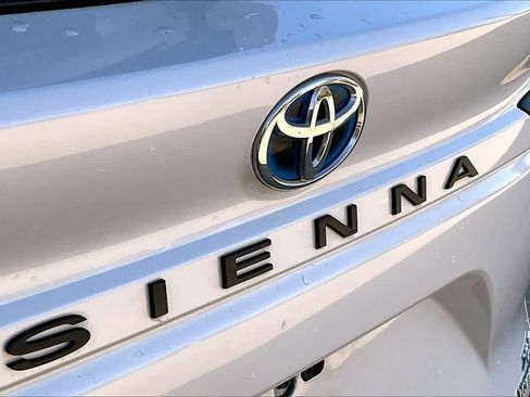 Used 2022 Toyota Sienna XLE image 29