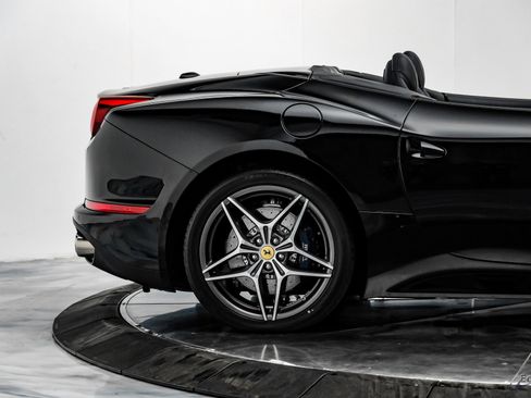 Used 2016 Ferrari California T image 22