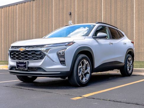 Used 2025 Chevrolet Trax LT w/ Driver Confidence Package FWD image 4