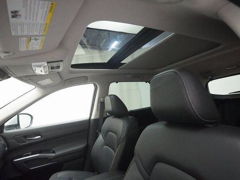 Used 2025 Nissan Pathfinder SL w/ SL Premium Package image 32