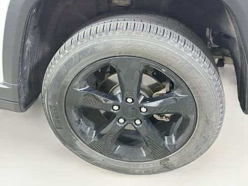 Used 2023 Jeep Grand Cherokee Limited w/ Black Appearance Package image 31