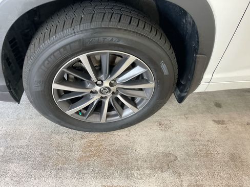 Used 2018 Toyota Highlander XLE AWD/4WD image 10