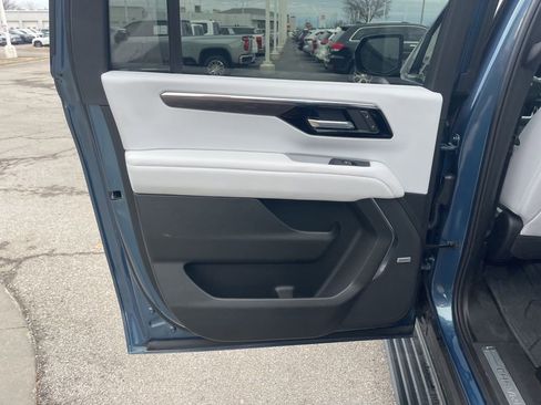 New 2025 Chevrolet Suburban Premier image 21