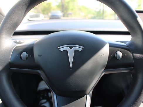 Used 2022 Tesla Model 3 Standard Range image 11