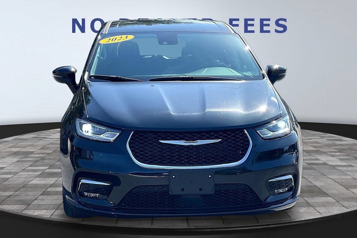 Used 2023 Chrysler Pacifica Touring-L FWD image 2
