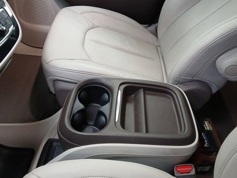 Used 2020 Chrysler Pacifica Touring-L image 10