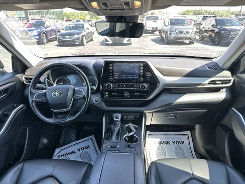 Used 2022 Toyota Highlander XLE AWD/4WD image 10