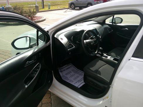 Used 2017 Chevrolet Cruze LT w/ Sun And Sound Package image 8