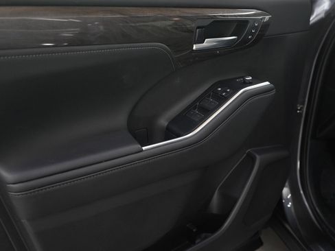 Used 2025 Toyota Highlander Platinum image 25