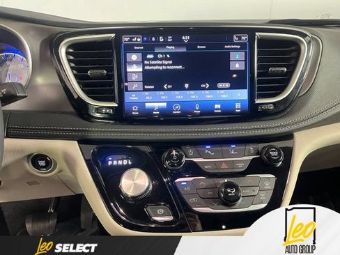 Used 2023 Chrysler Pacifica Touring-L AWD/4WD image 19