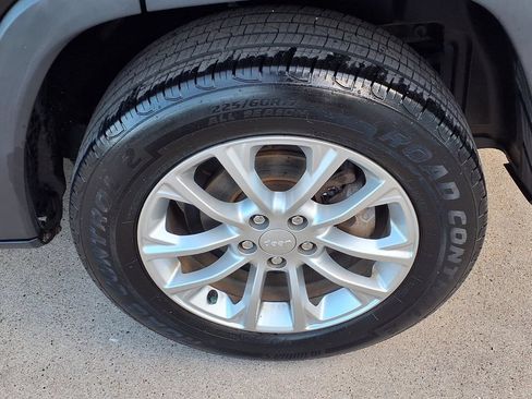 Used 2019 Jeep Cherokee Latitude w/ Popular Appearance Group FWD image 18
