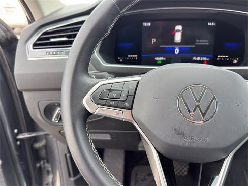 Used 2022 Volkswagen Tiguan SE image 11