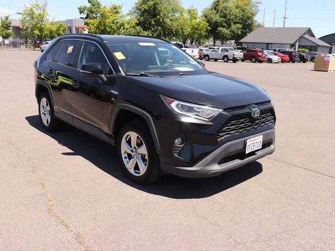 Used 2021 Toyota RAV4 XLE Premium AWD/4WD image 4