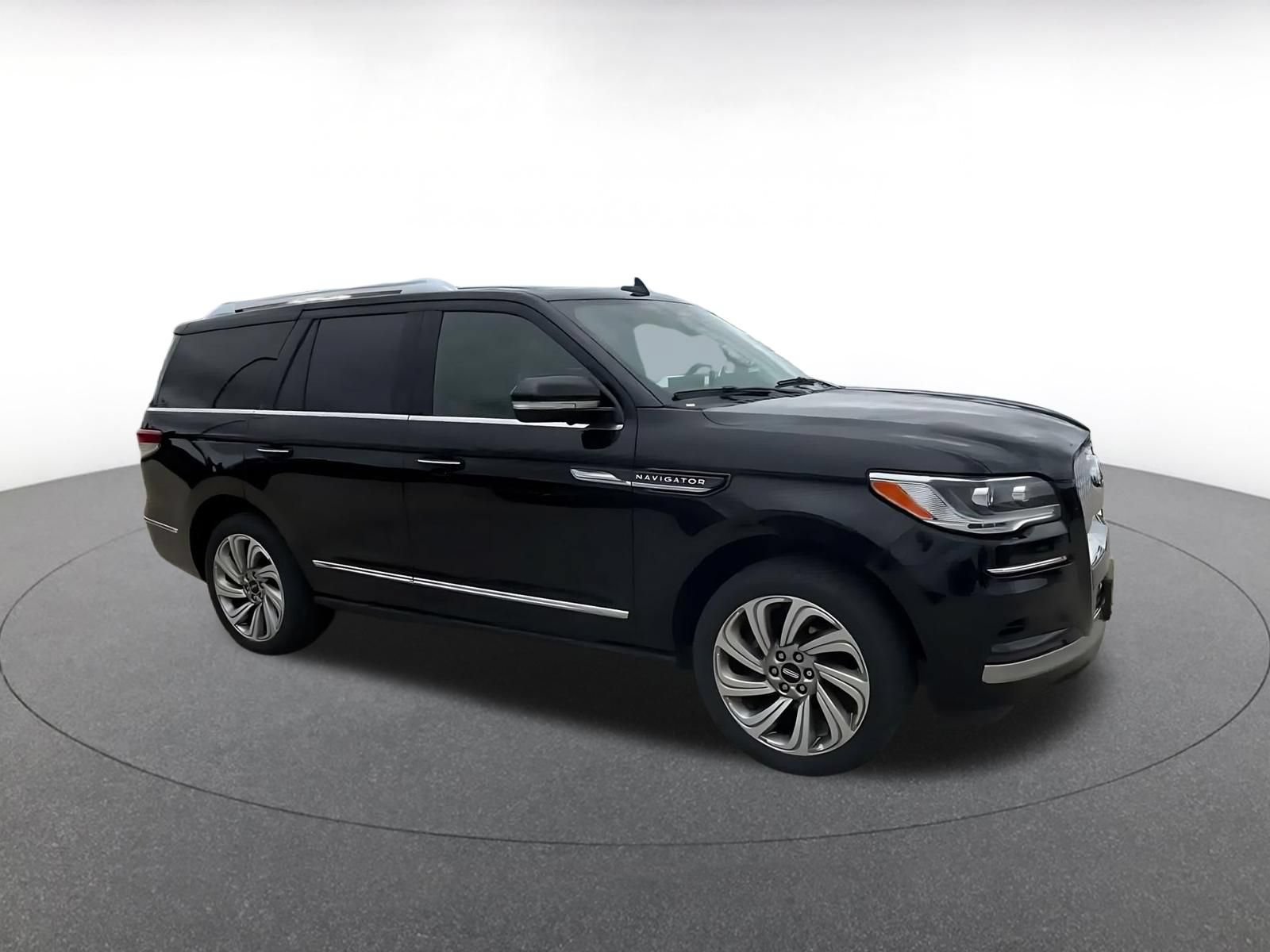 Used 2022 Lincoln Navigator Reserve RWD image 2