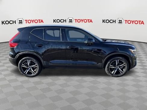 Used 2023 Volvo XC40 B5 Core image 8