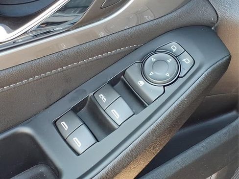Used 2023 Chevrolet Traverse LT FWD image 16