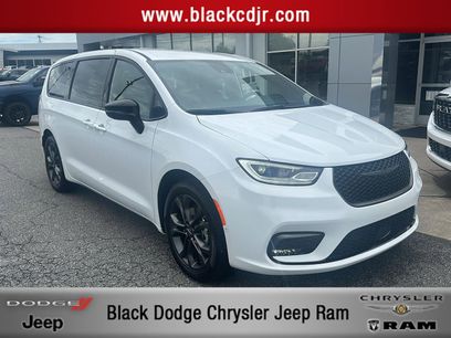 New 2026 Chrysler Pacifica Select