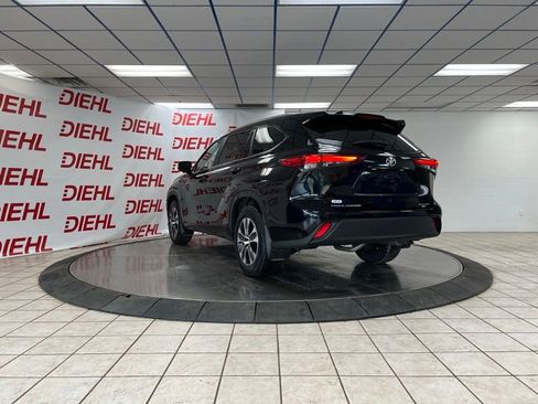 Used 2023 Toyota Highlander XLE AWD/4WD image 4