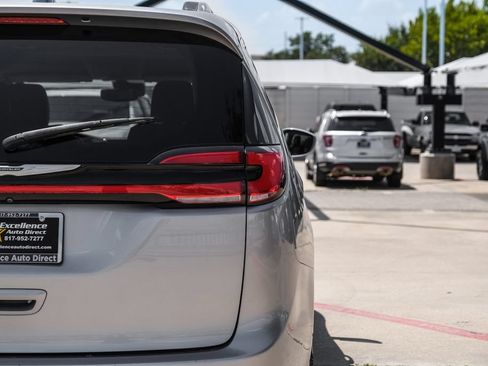 Used 2021 Chrysler Pacifica Touring-L FWD image 52