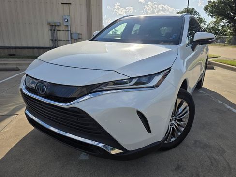 Used 2022 Toyota Venza XLE AWD/4WD image 1