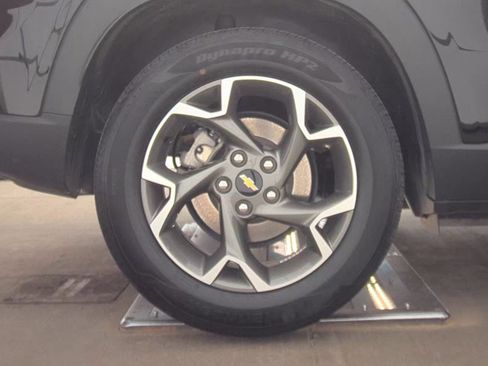 Used 2025 Chevrolet Trax LT w/ LT Convenience Package image 11