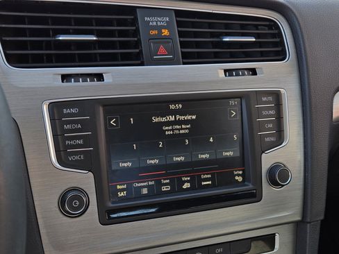 Used 2016 Volkswagen Golf S image 17