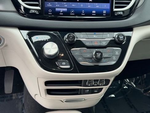 Used 2022 Chrysler Pacifica Touring-L FWD image 16