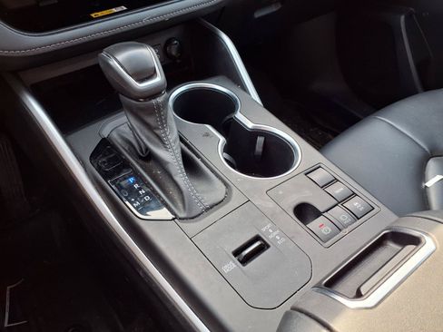 Used 2023 Toyota Highlander XLE FWD image 13